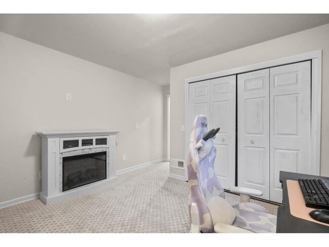 Building Photo - 775 Roselyn Dr