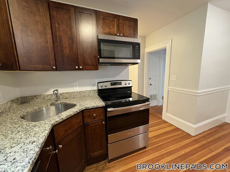 Building Photo - 1463 Beacon St