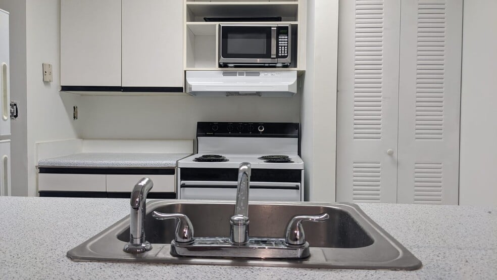 Kitchen w/Garbage Disposal - 15635 SW 74th Cir Dr