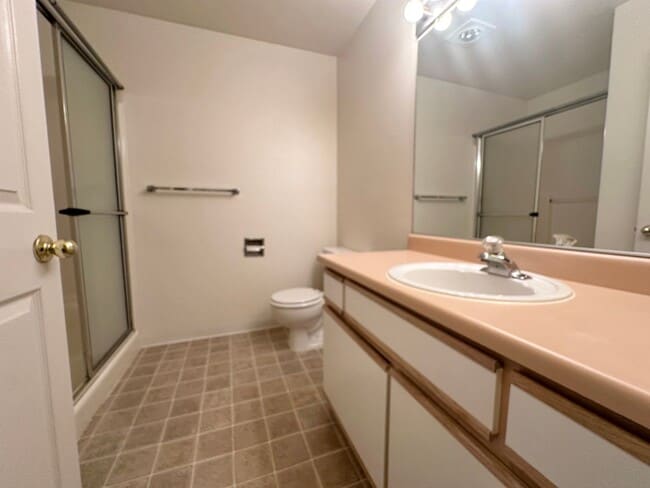 Building Photo - 2 Bedroom Hillsdale Commons Apartment!