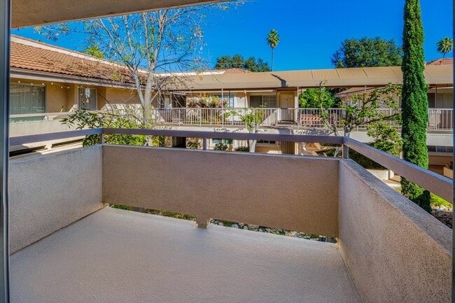 Building Photo - 449 N Catalina Ave