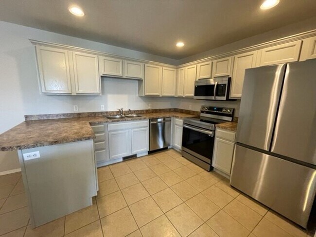 Building Photo - 4 Bedroom Walk out Basement Duplex in Ozark!