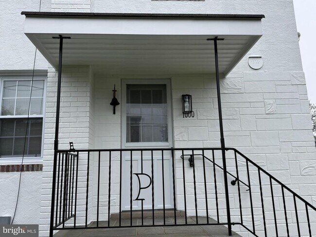 Building Photo - 1000 E Pleasant Ave