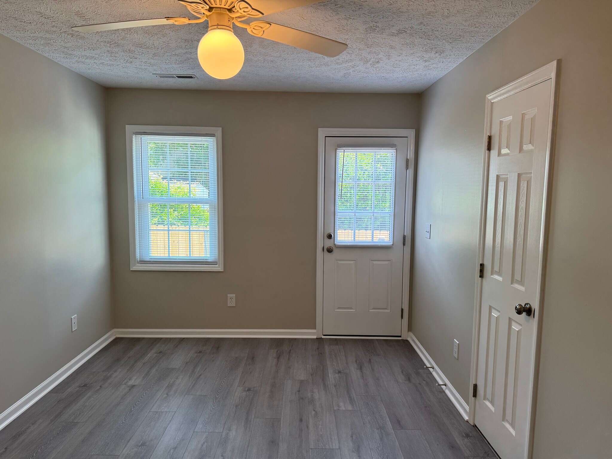Building Photo - 624 Varsity Dr