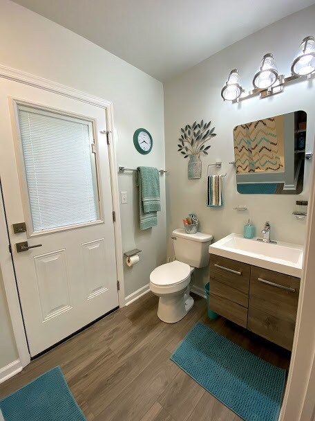 Bathroom - 412 E Nunnally St