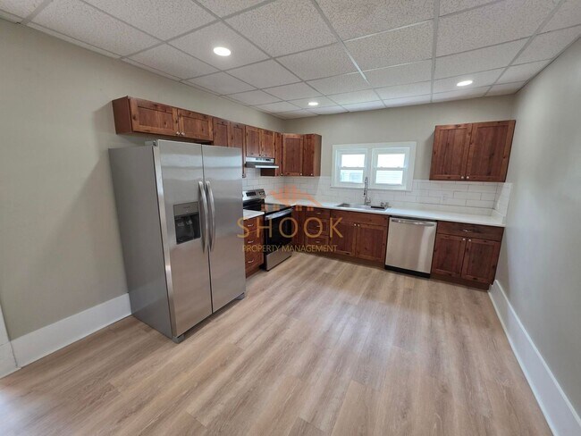 Building Photo - **MOVE-IN SPECIAL** Centrally Located and Remodeled 4BR Home