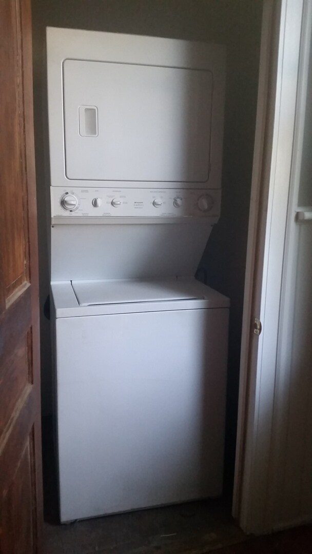 Building Photo - Awesome 1+ Bedroom apartment in Duplex