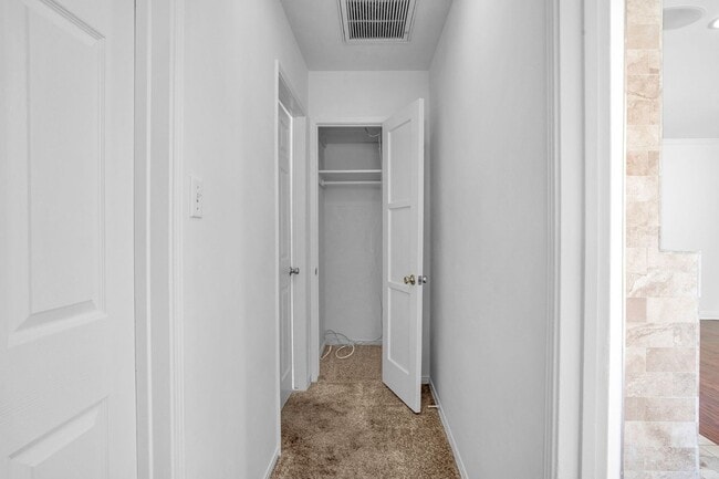Building Photo - Stunning Northridge 4+2 Single Family House
