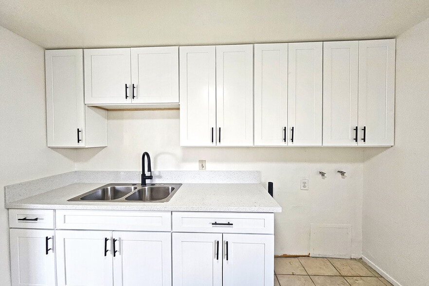 Building Photo - 1214 E 82nd St