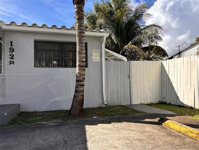 Building Photo - 1928 Wilson St