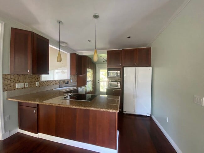 Building Photo - Adorable large 3 Bed, 2 bath with ocean view