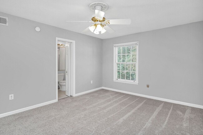 Building Photo - Beautifully Renovated 2BR/2BA with Community Pool!