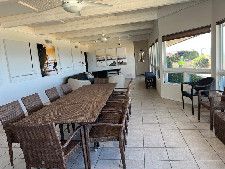 Building Photo - 245 S Helix Ave