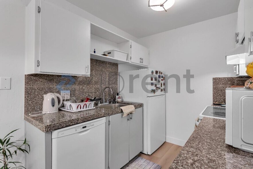 Building Photo - Unit 3