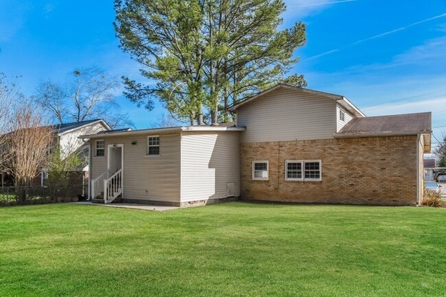 Building Photo - 2508 Greenhill Dr NW