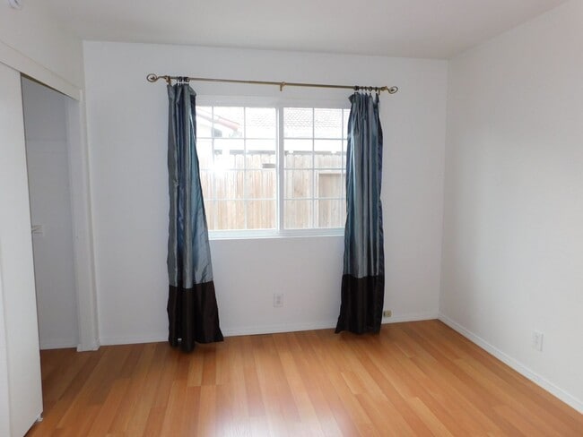 Building Photo - Beautiful single story 3 bedroom, 2 bathro...