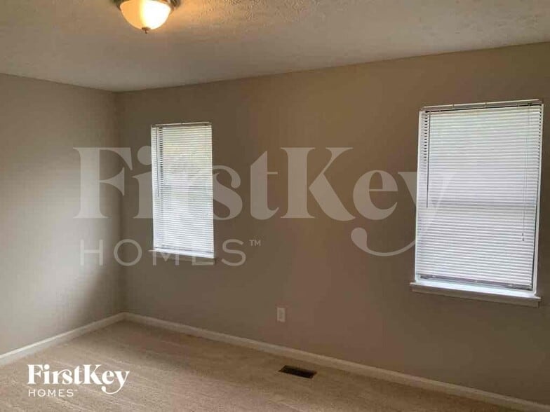 Building Photo - 990 Green Valley Dr NW