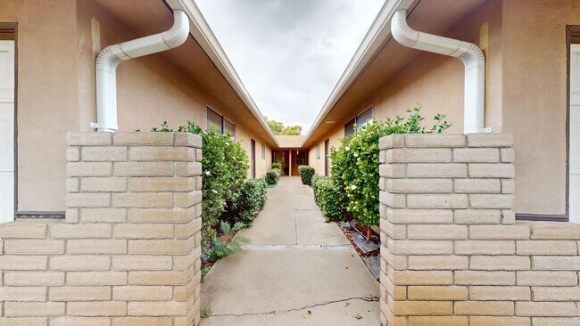 Building Photo - Rumble1617/1619