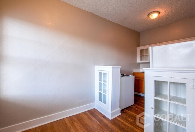 Building Photo - 674 Somerset Terrace NE