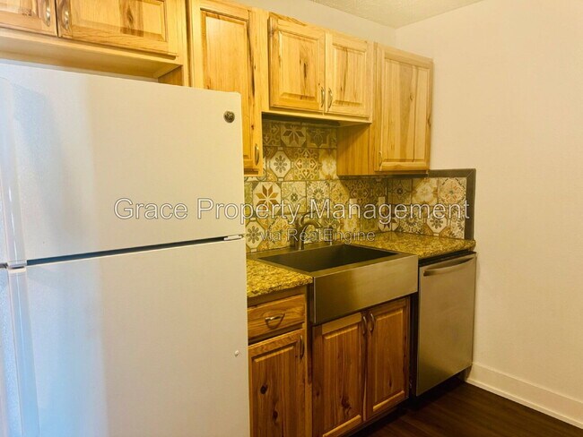 Building Photo - 501 Golden Cir
