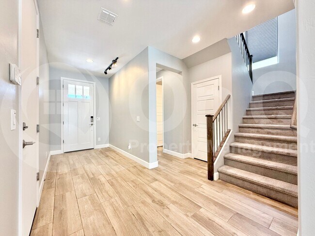 Building Photo - 262 E Lantana Dr