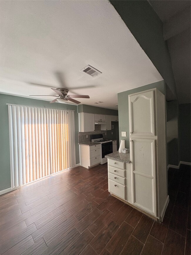 Building Photo - 11105 Pender Ln