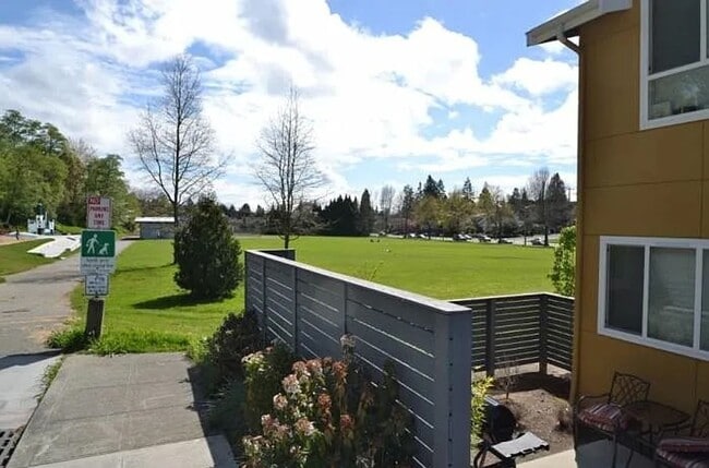 Building Photo - Two Bedroom, One and a Half Bath Townhome - Right Next to Fairmount Park