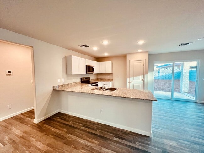Building Photo - FREE RENT ON APPROVED CREDIT INTERESTED?
