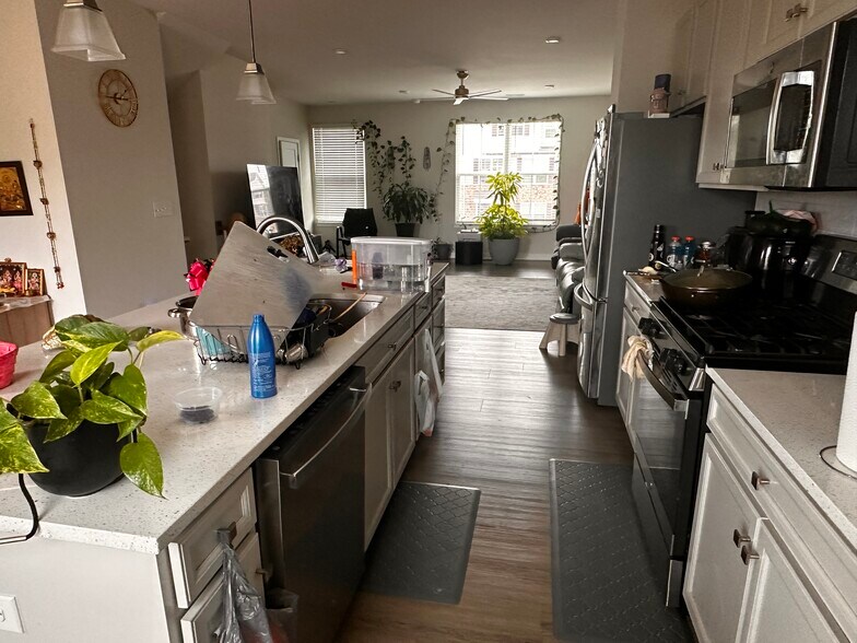 Kitchen - 9924 Oaklawn Blvd NW