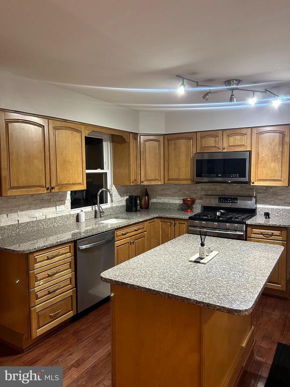 Building Photo - 8 Delaware Dr