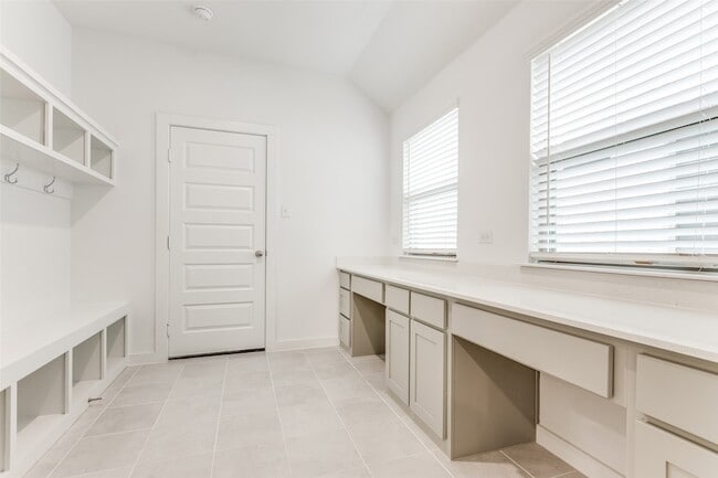 Building Photo - 4923 Bellhurst Dr