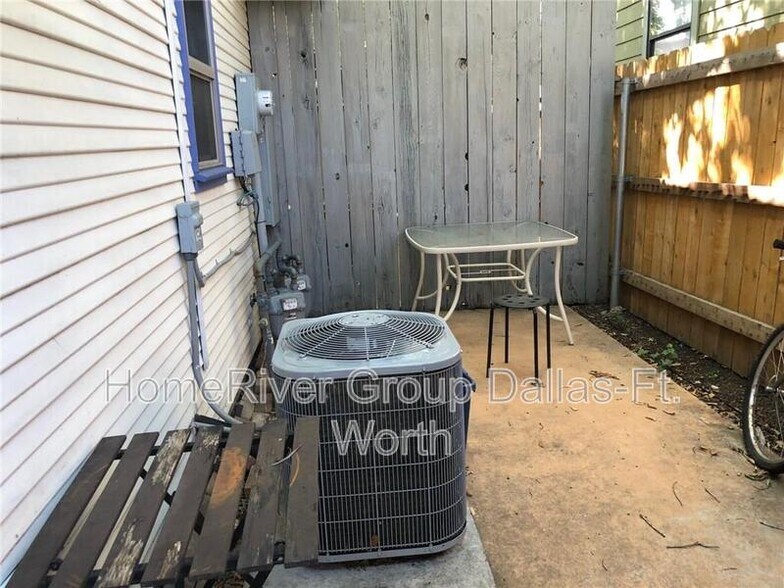 Building Photo - 5027 Manett St