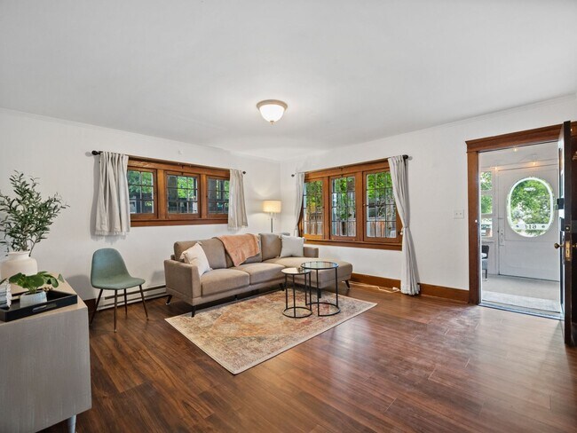 Building Photo - Charming Furnished 2BR Bungalow in Rockwood