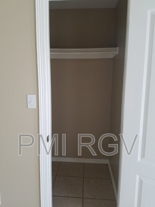 Building Photo - 8314 N Val Verde Rd