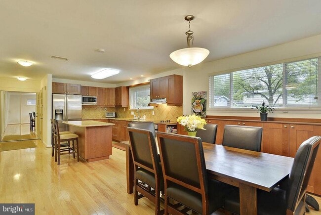 Building Photo - 717 Hillsboro Dr