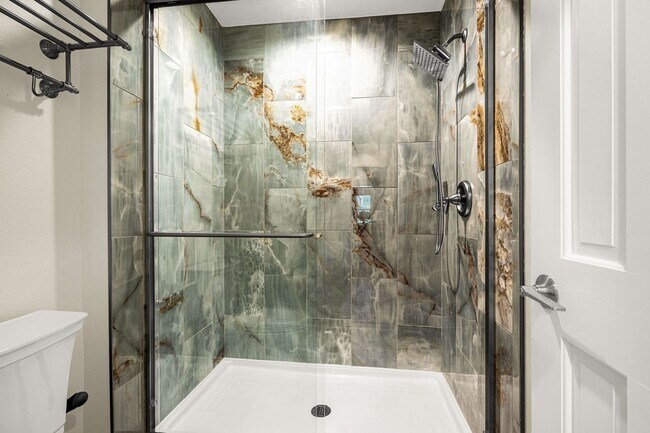 Building Photo - Fully Furnished Executive Townhome in Kiss...