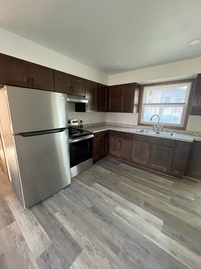 Building Photo - FULLY UPDATED 2-bedroom, 1-bath home (with bonus room) in Janesville