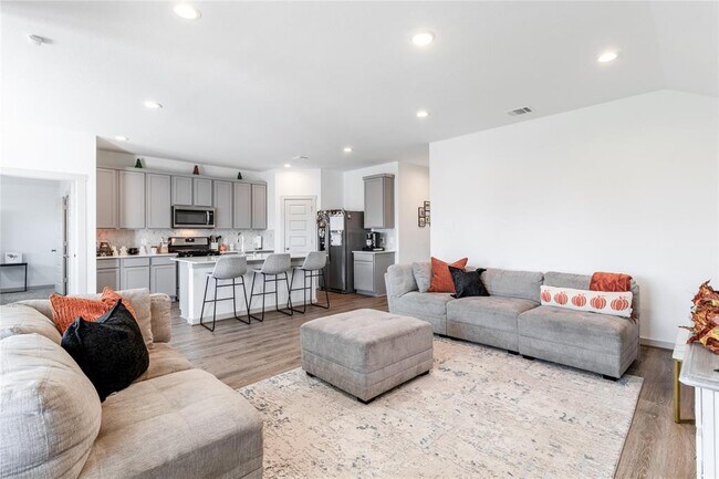 Building Photo - 13938 Red River Dr