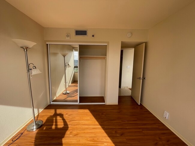 Building Photo - 2499 Kapiolani Blvd