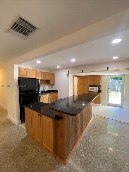 Building Photo - 6140 SW 37th Ct