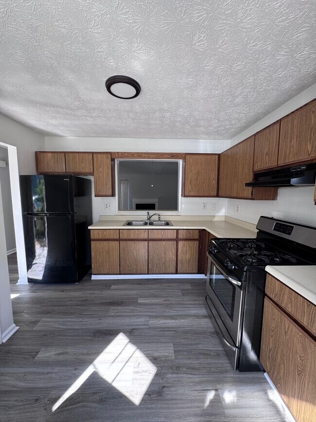 Building Photo - Modern 2-Bedroom Townhome Near Stone Mount...