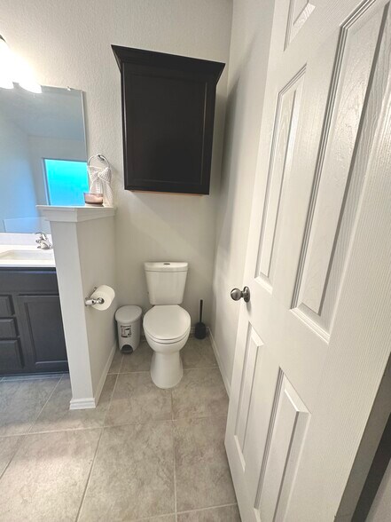 Private toilet area - 2609 Creekside Hills Blvd