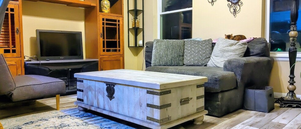 Furniture living room - 15475 Andrews Dr