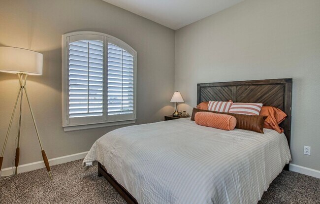 Building Photo - Furnished Eastside Beautiful 3 bed/2 baths for RENT Utilities & Wi-Fi INCLUDED