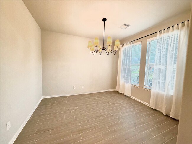 Building Photo - 8319 Divot Trce