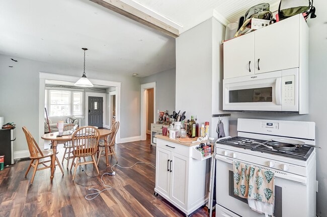 Building Photo - Charming 3-bedroom, 1.5-bathroom
