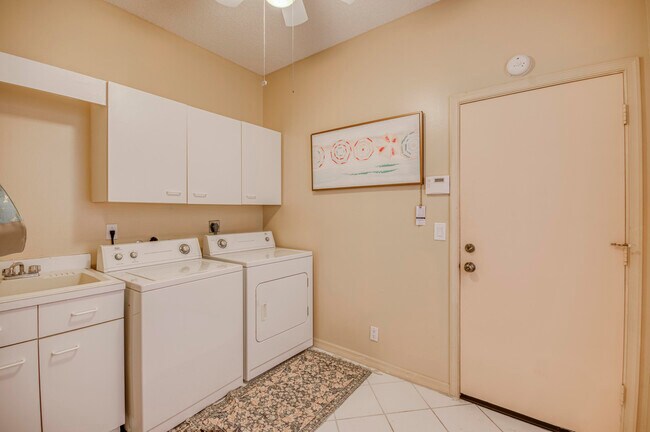 Building Photo - 10080 Dover Carriage Ln