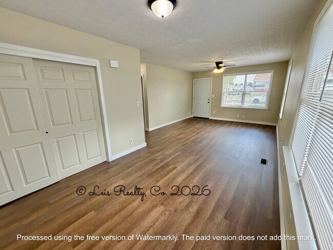 Building Photo - 904 Race Dr