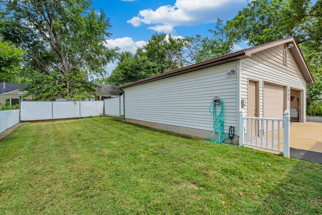 Building Photo - 631 Clover Ln