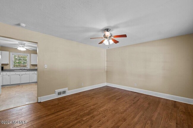 Building Photo - 1306 E 1st St